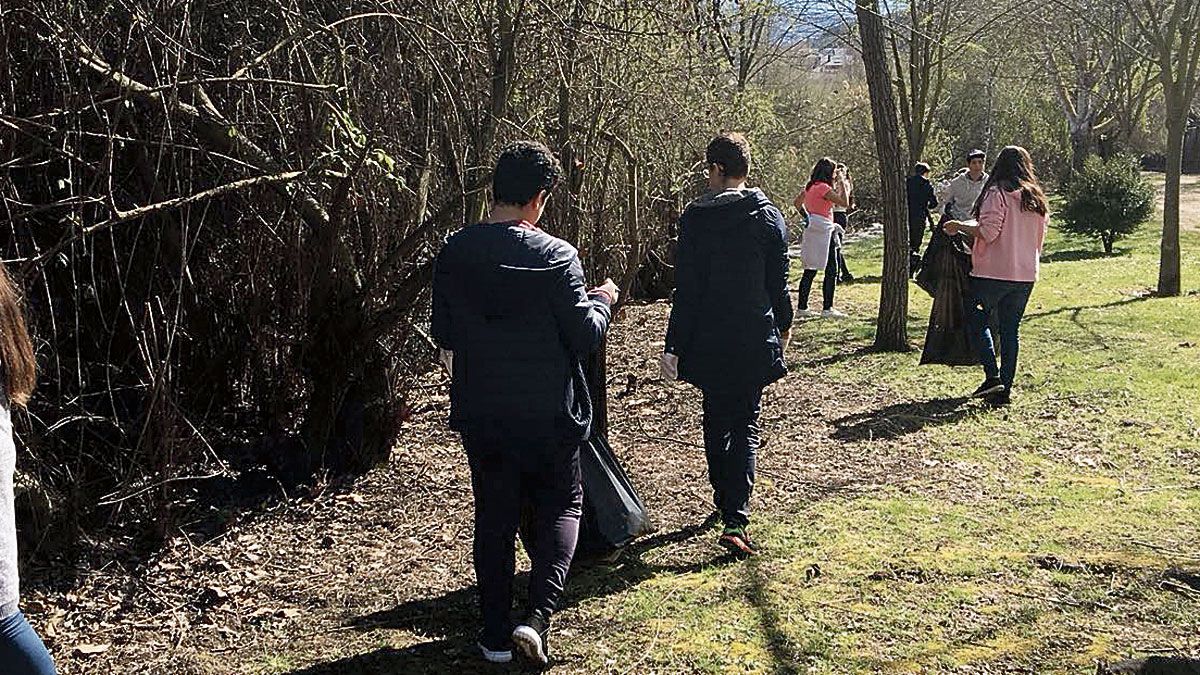 Los niños participando en la experiencia de Cáritas. | P.V.