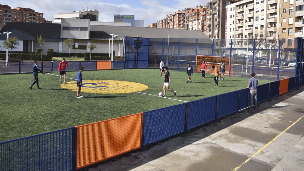 Imagen del campo de hierba artificial colocado en el Polígono X. | SAÚL ARÉN Imagen del campo de hierba artificial colocado en el Polígono X. | SAÚL ARÉN