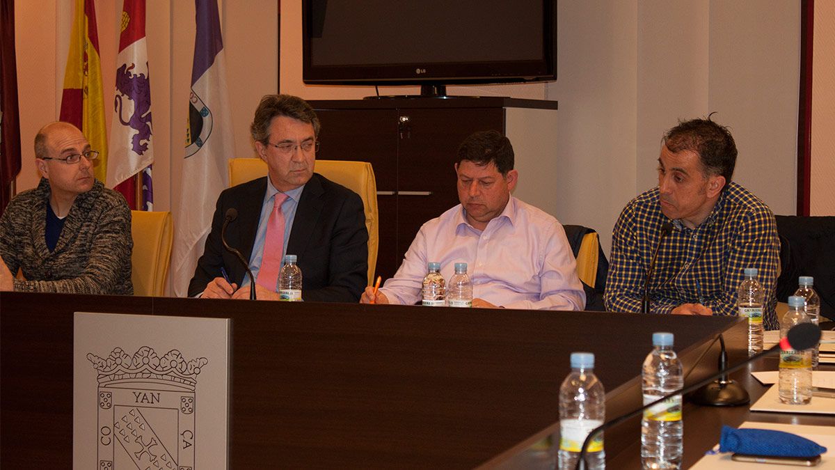 Juan Carlos Lombao, concejal de Personal, a la derecha de la imagen durante su comparecencia. | T.G.
