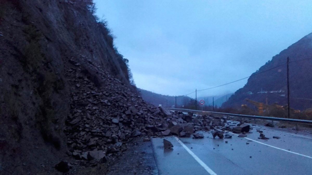 Imagen del desprendimiento sobre la calzada. | @MayoJos