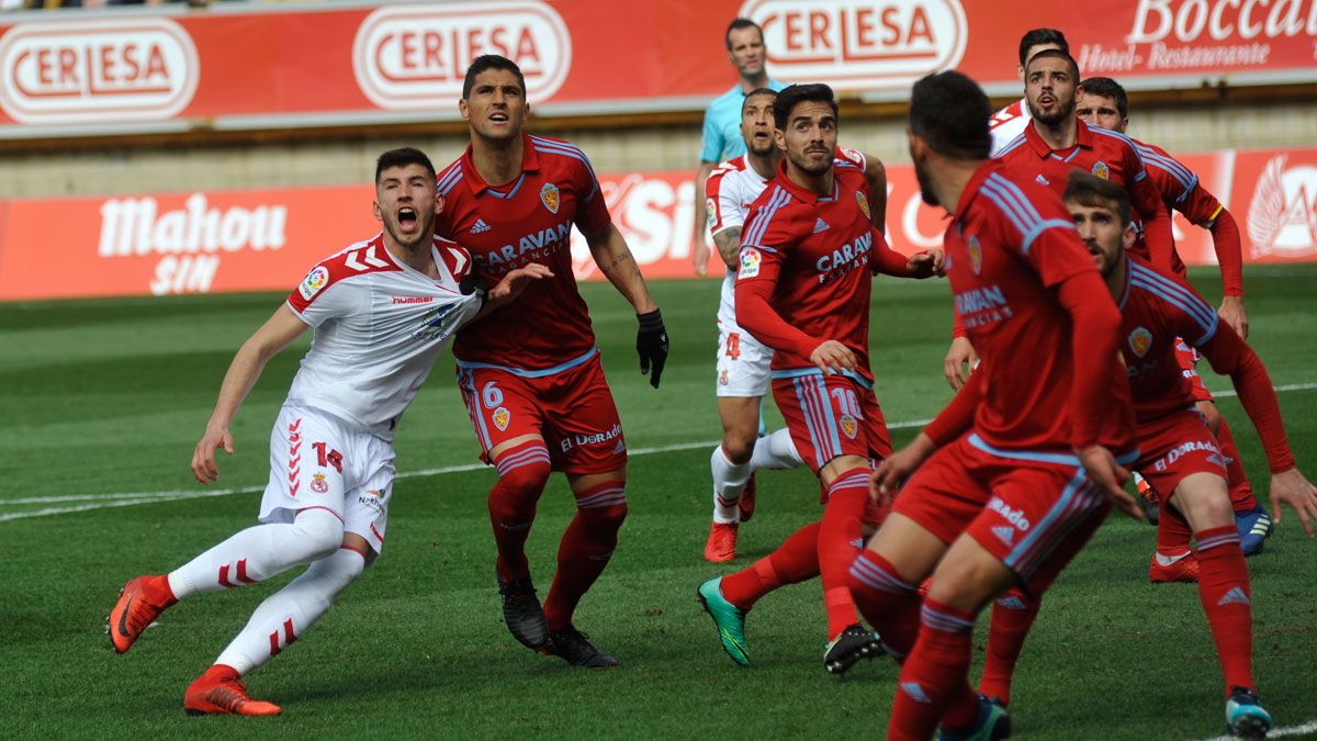 David García es agarrado por un defensor del Zaragoza. | DANIEL MARTIN