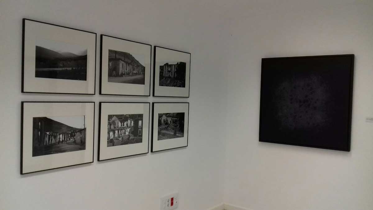 Dos imágenes de la exposición colectiva ‘Estratos fracturados’ que pudo verse en el Centro de Interpretación del Clima de La Vid.