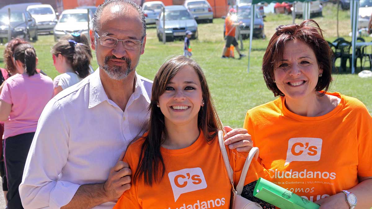 Gemma Villarroel, en el centro, arropada por Luis Fuentes, Manuel Mitadiel y otros dirigentes de ciudadanos. | MAURICIO PEÑA