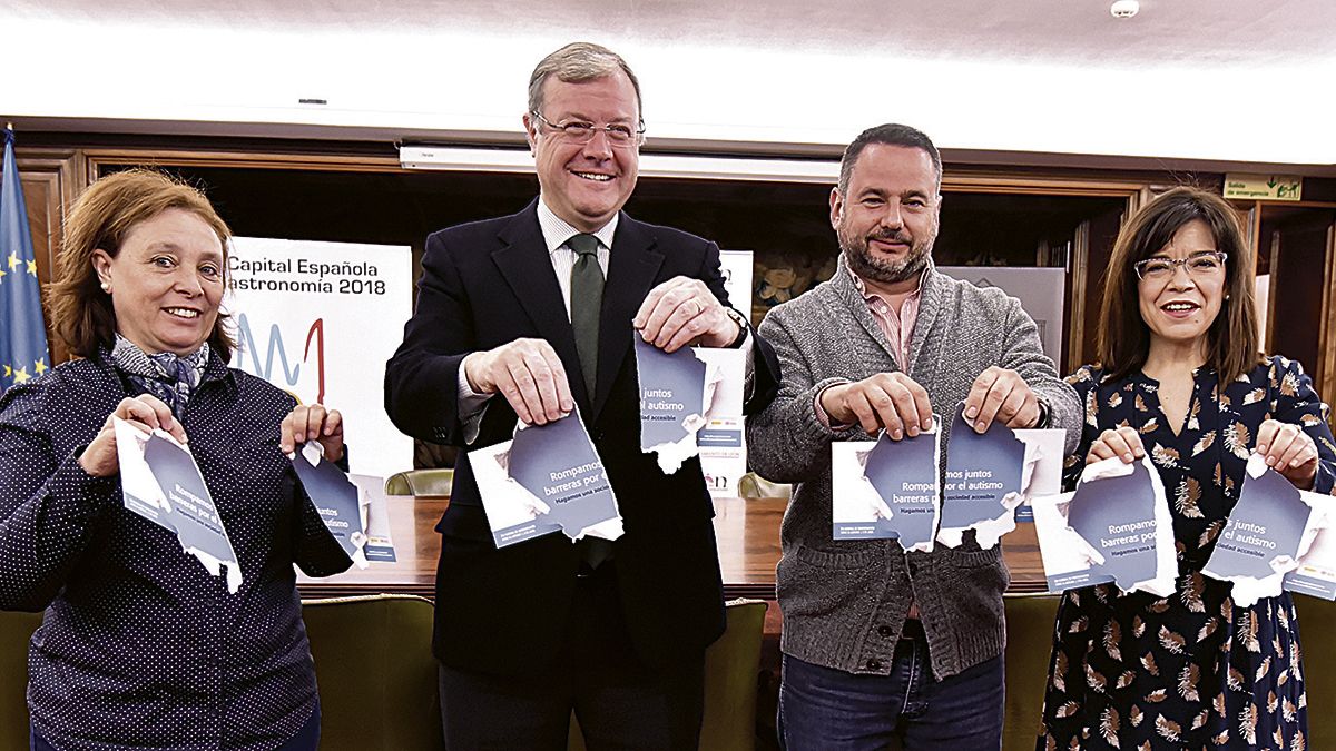 Aurora Baza, Antonio Silván, José Ángel Crego y Ana López, durante el acto celebrado este jueves. | SAÚL ARÉN