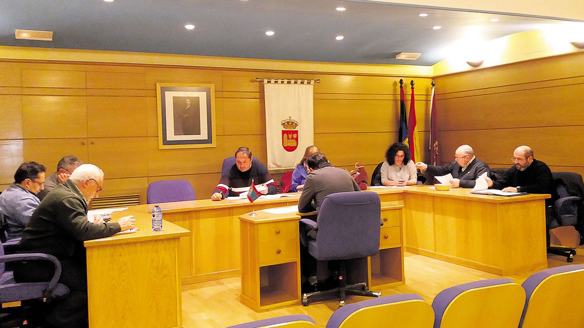 Un momento del pleno celebrado este jueves en Villamanín. | E.N. Un momento del pleno celebrado este jueves en Villamanín. | E.N.
