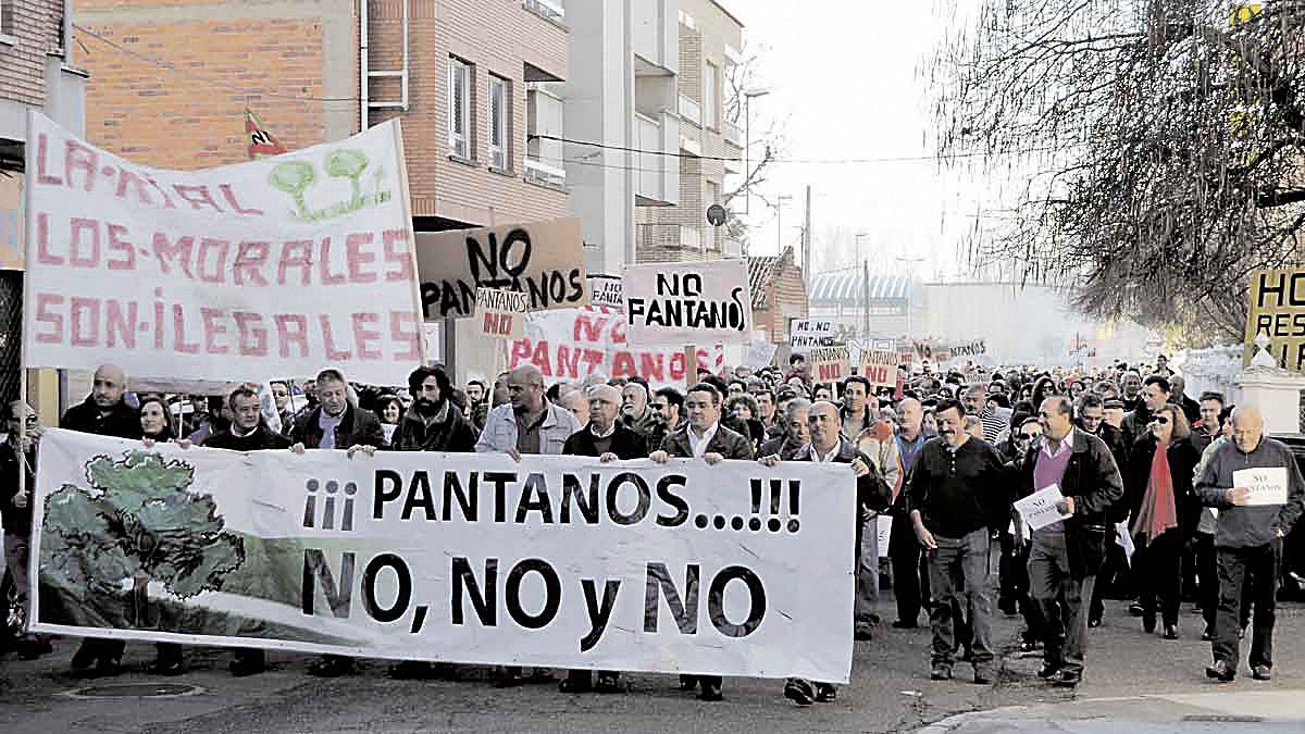 Imagen de una concentración en contra de la construcción de los pantanos, en 2015 en Carrizo. | P.F.