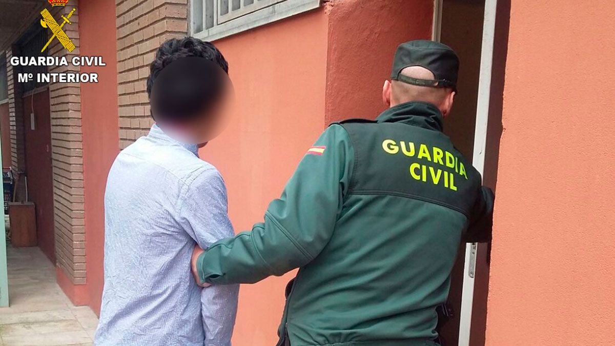 La Guardia Civil procediendo a la detención del joven. | G.C. La Guardia Civil procediendo a la detención del joven. | G.C.