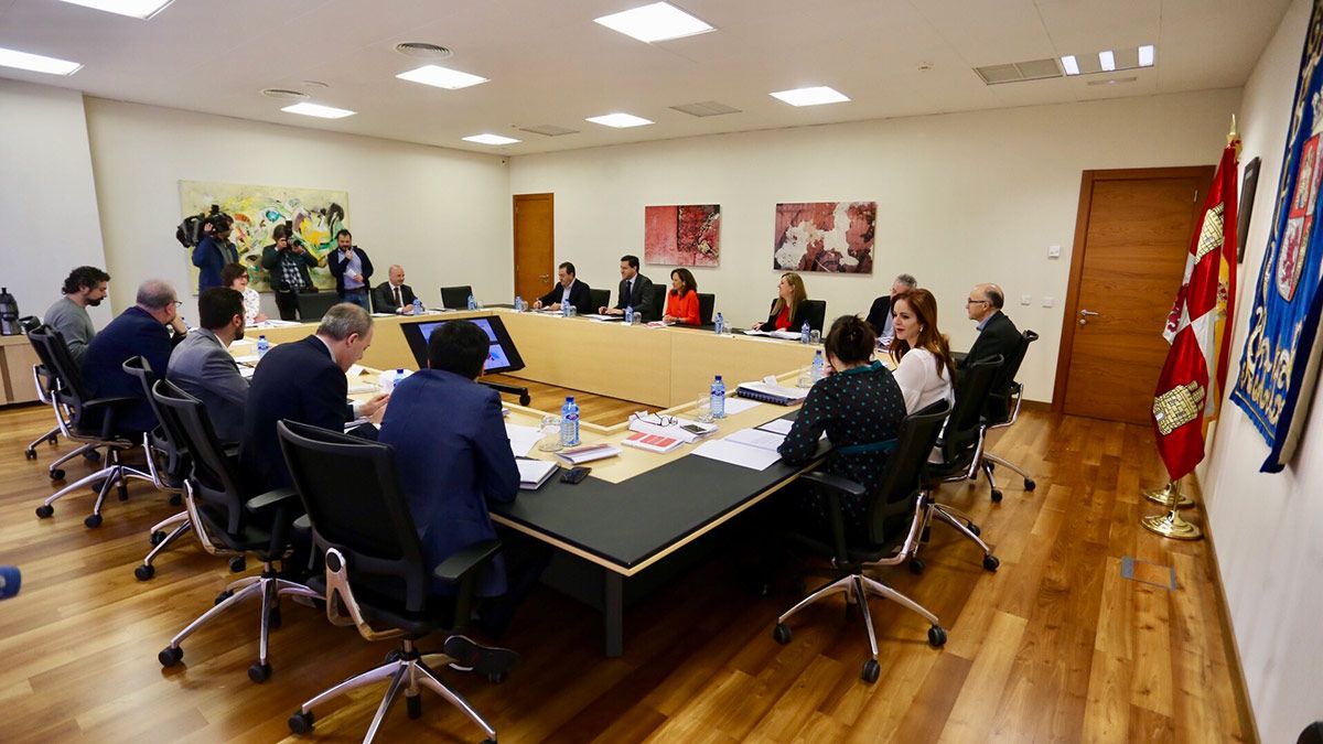 Reunión de la Mesa de las Cortes y de la Junta de Portavoces