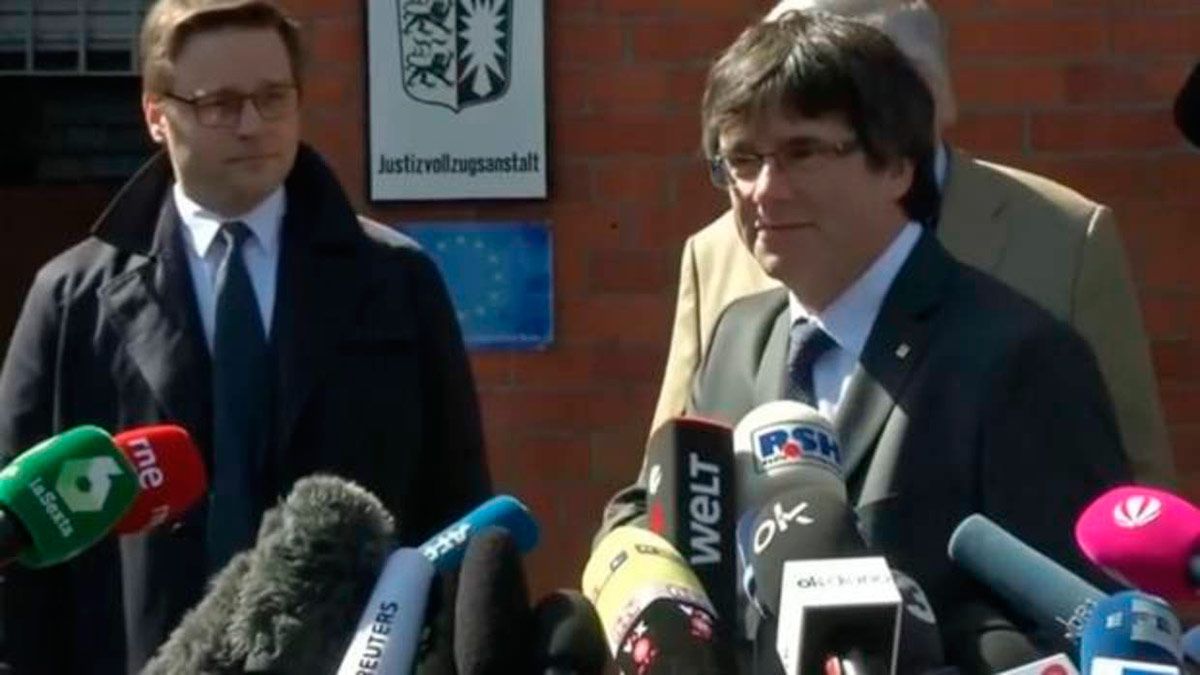 Puigdemont ante los medios a su salida de prisión este viernes. | ABC.ES
