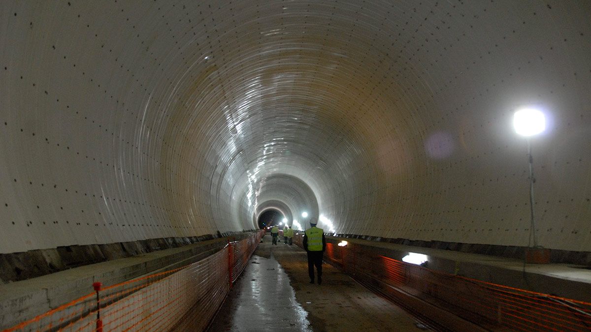En la fotografía, vista de interior de uno de los túneles que forman la denominada ‘Variante de Pajares'. | MAURICIO PEÑA