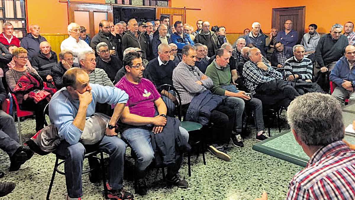 La reunión de los agricultores se celebró el jueves en Castrotierra. | L.N.C.