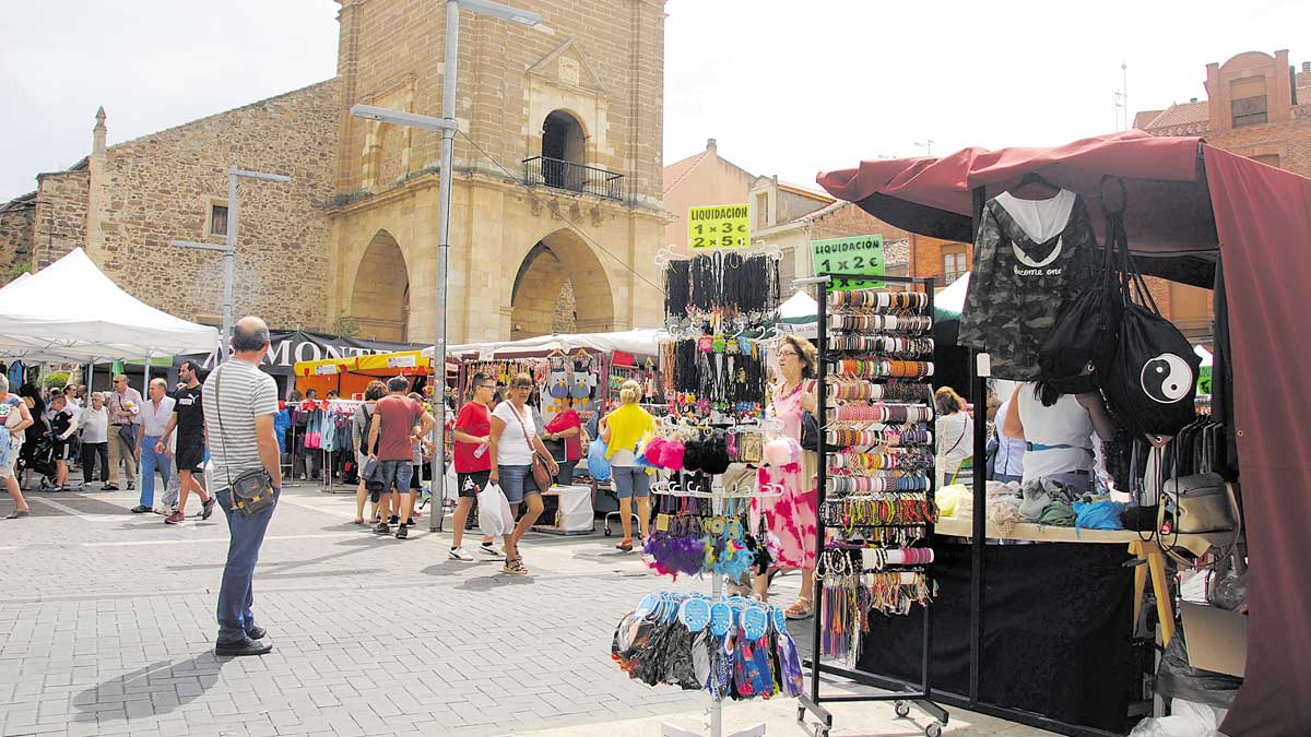 La feria se celebra todo el fin de semana en la Plaza Mayor. | ABAJO