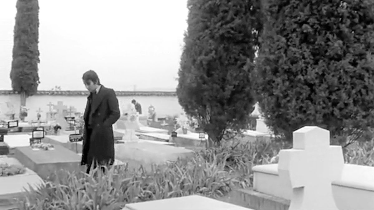 Leopoldo María Panero en una imagen en el cementerio de Astorga de la película ‘El desencanto’.