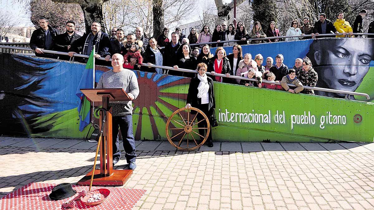 El acto se celebró en el paseo del río Bernesga, junto al grafiti que recuerda el 8 de abril como Día Internacional del Pueblo Gitano. | SAÚL ARÉN