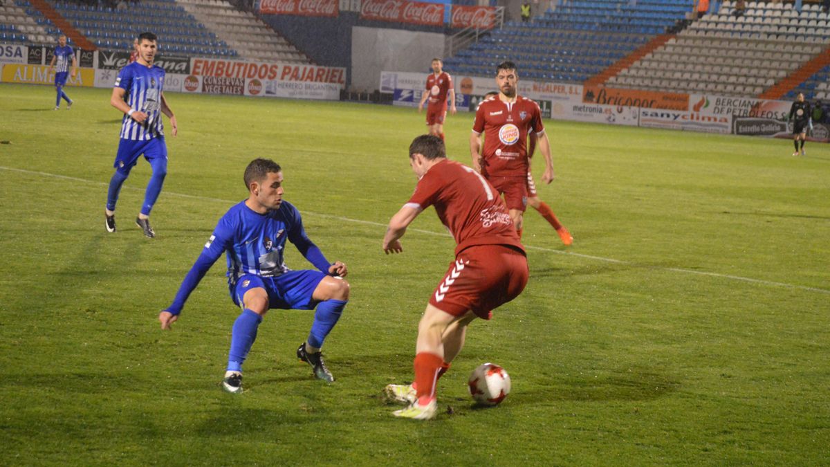 Menudo, durante el partido ante la Gimnástica Segoviana en El Toralín. | A. CARDENAL Menudo, durante el partido ante la Gimnástica Segoviana en El Toralín. | A. CARDENAL