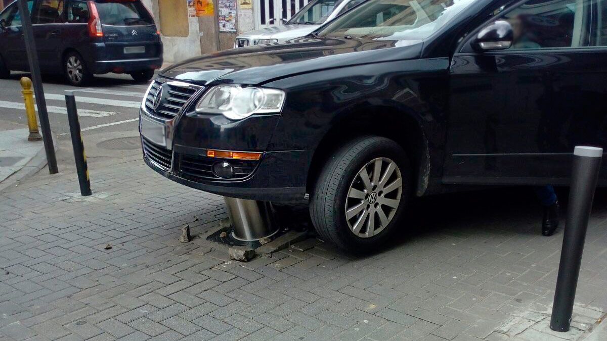 El coche siniestrado el viernes quedó suspendido sobre la pilona. | L.N.C.