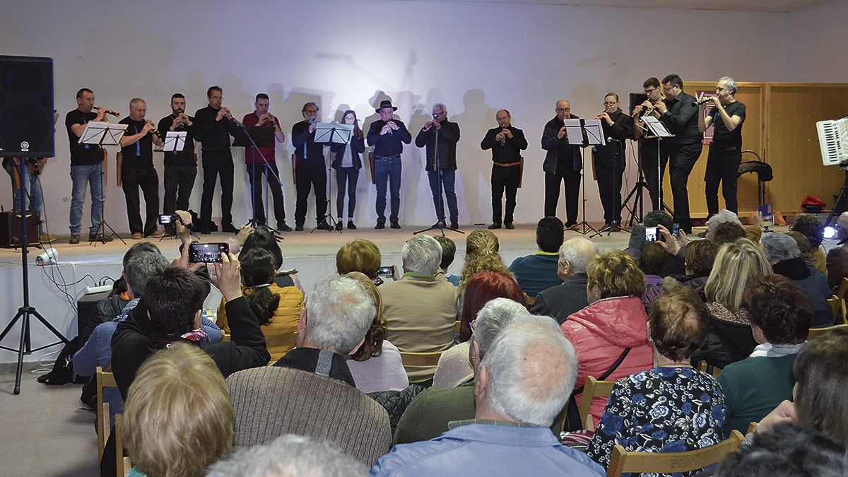 El salón de actos del Centro Cultural Cámara Agraria se llenó ayer de los sones de la dulzaina a ritmo de la tradición leonesa. | T.G.