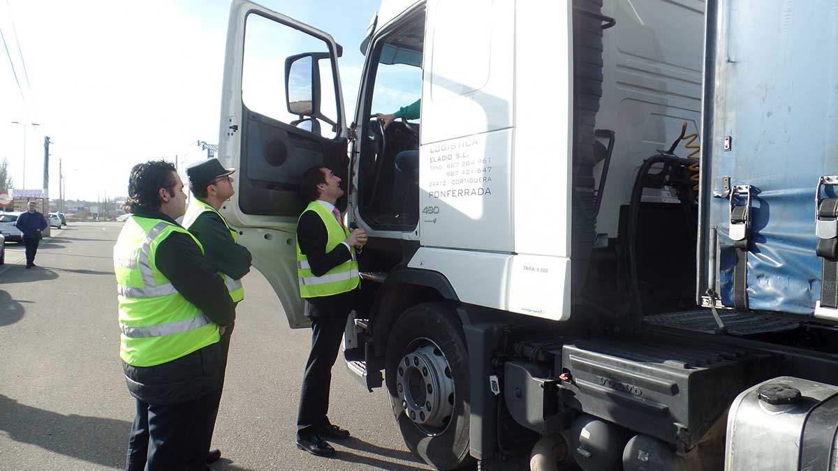 El subdelegado del Gobierno, Suárez-Quiñones, participó en un control en carreteras secundarias