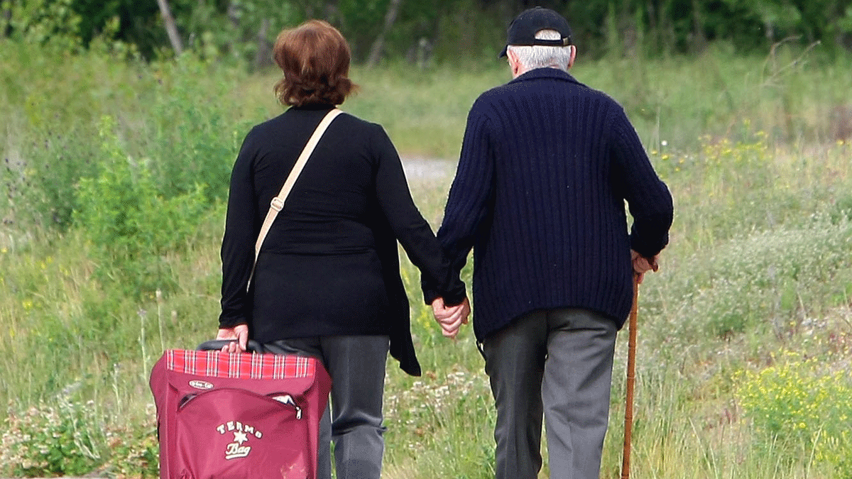 Una pareja de ancianos pasea por el entorno rural de Ponferrada, en una imagen de archivo. | César Sánchez (Ical)