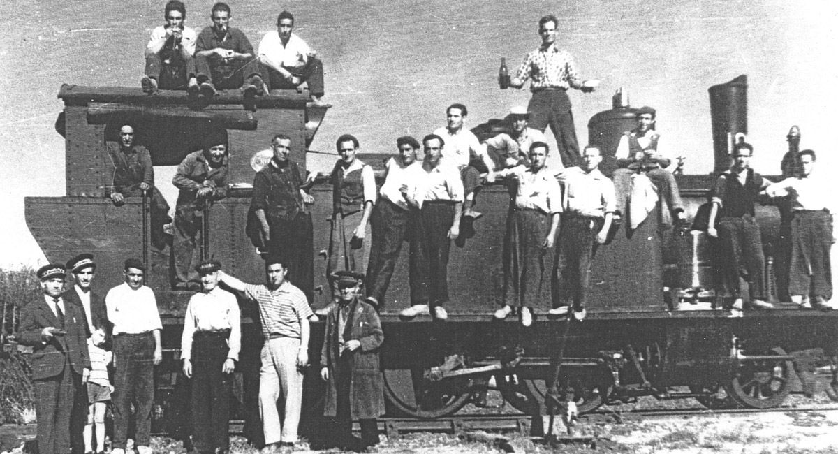 Trabajadores ferroviarios en una imagen cedida por Salvador Barrios, hijo de uno de los ferroviarios de FCS . | IMÁGENES CEDIDAS POR JAVIER REVILLA