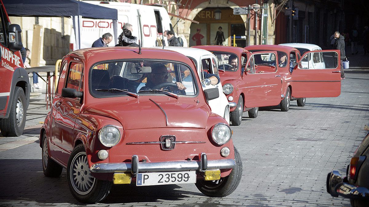 Durante toda la mañana de este domingo, cerca de un centenar de Seat 600 se exhibieron en la Plaza Mayor. | MAURICIO PEÑA