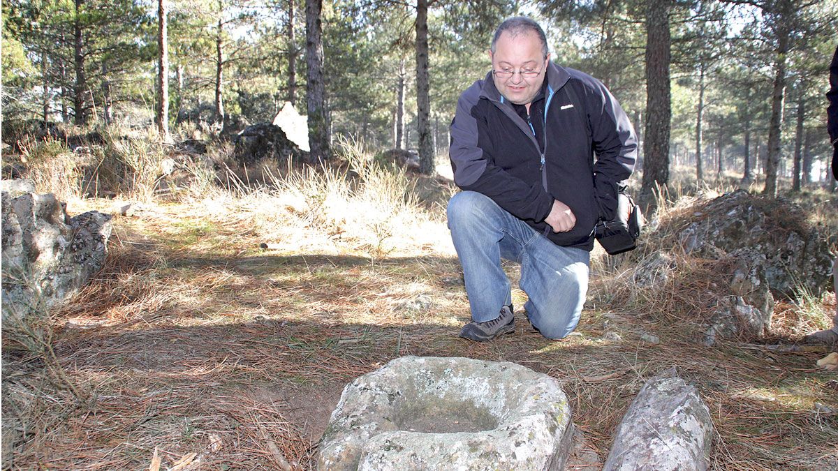 Juan Carlos Campos, uno de los expertos que más ha estudiado los petroglifos localizados en la provincia de León, junto a la roca de Peña Mortero. | PEIO GARCÍA (ICAL)