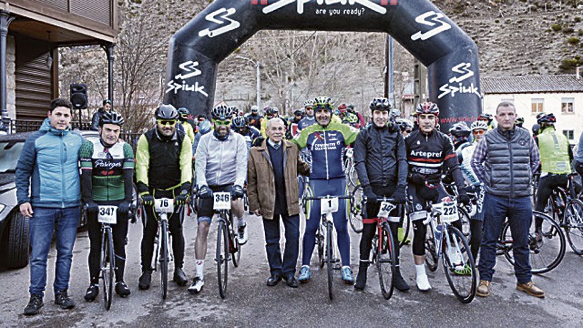 El homenajeado ‘Joaco’ Fernández rodeado de los ciclistas profesionales que acudieron y el alcalde de Vegacervera.