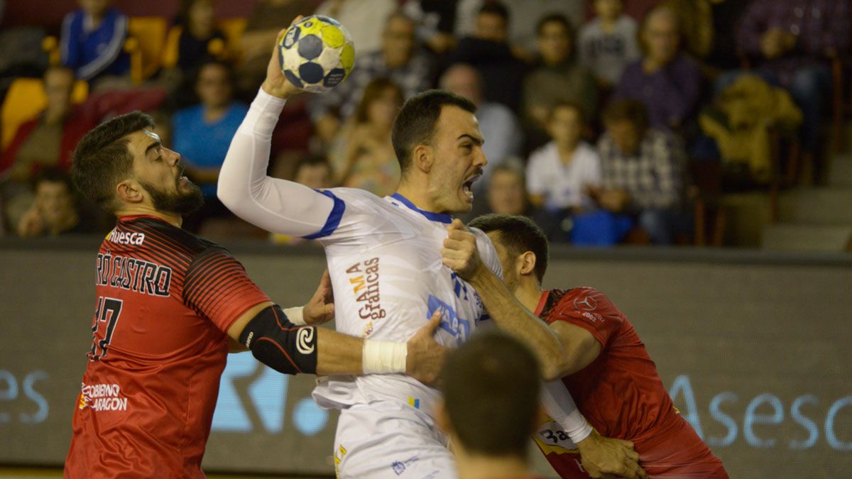 Álex Costoya se dispone a lanzar a portería en el partido de ida en el Palacio ante Huesca. | MAURICIO PEÑA