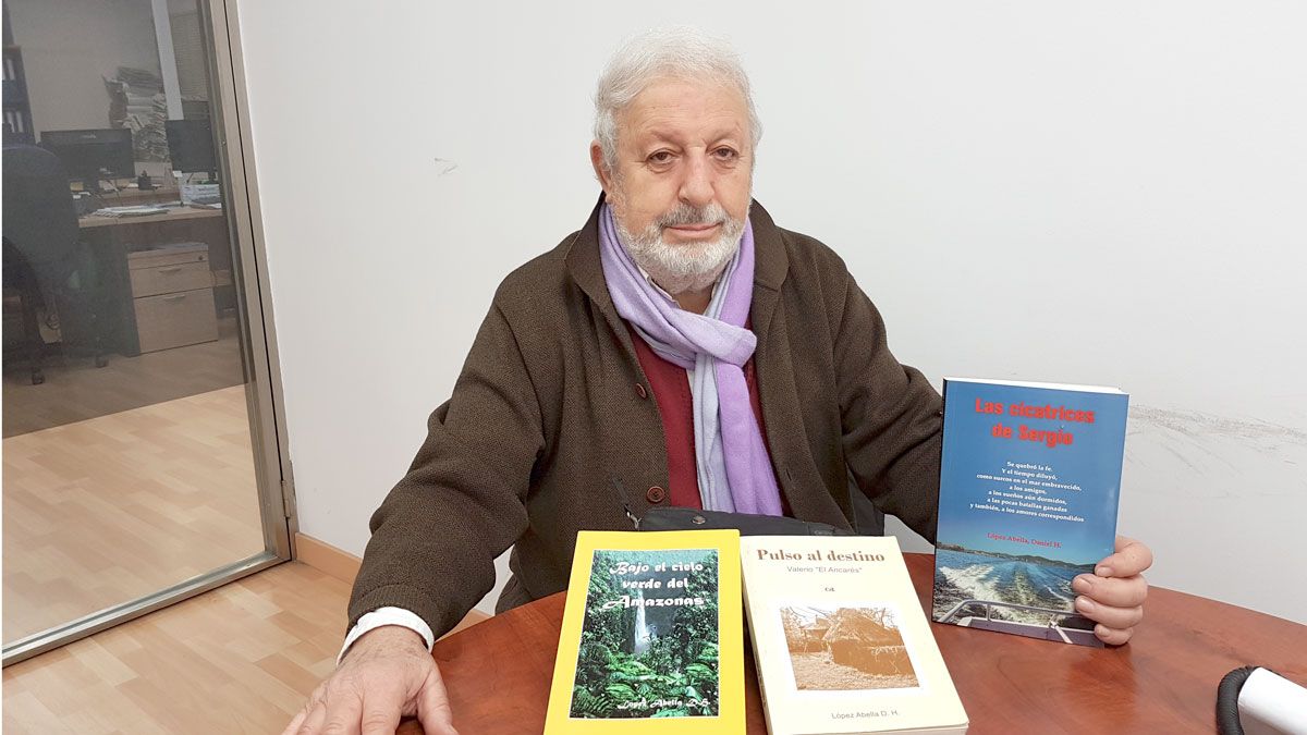 Daniel Higinio López Abella con las tres novelas basadas en su vida.