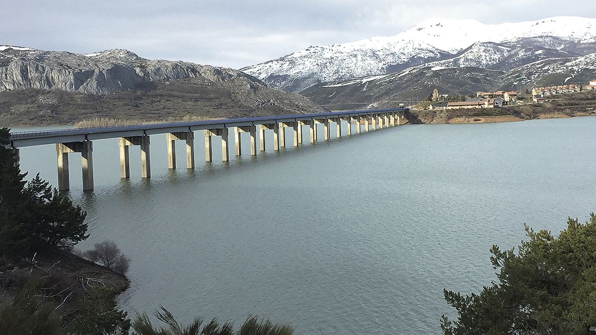 Estado actual del embalse de Riaño que ya cuenta con más del 80% de agua de su capacidad gracias a las intensas lluvias de las últimas semanas. | DAVID RUBIO