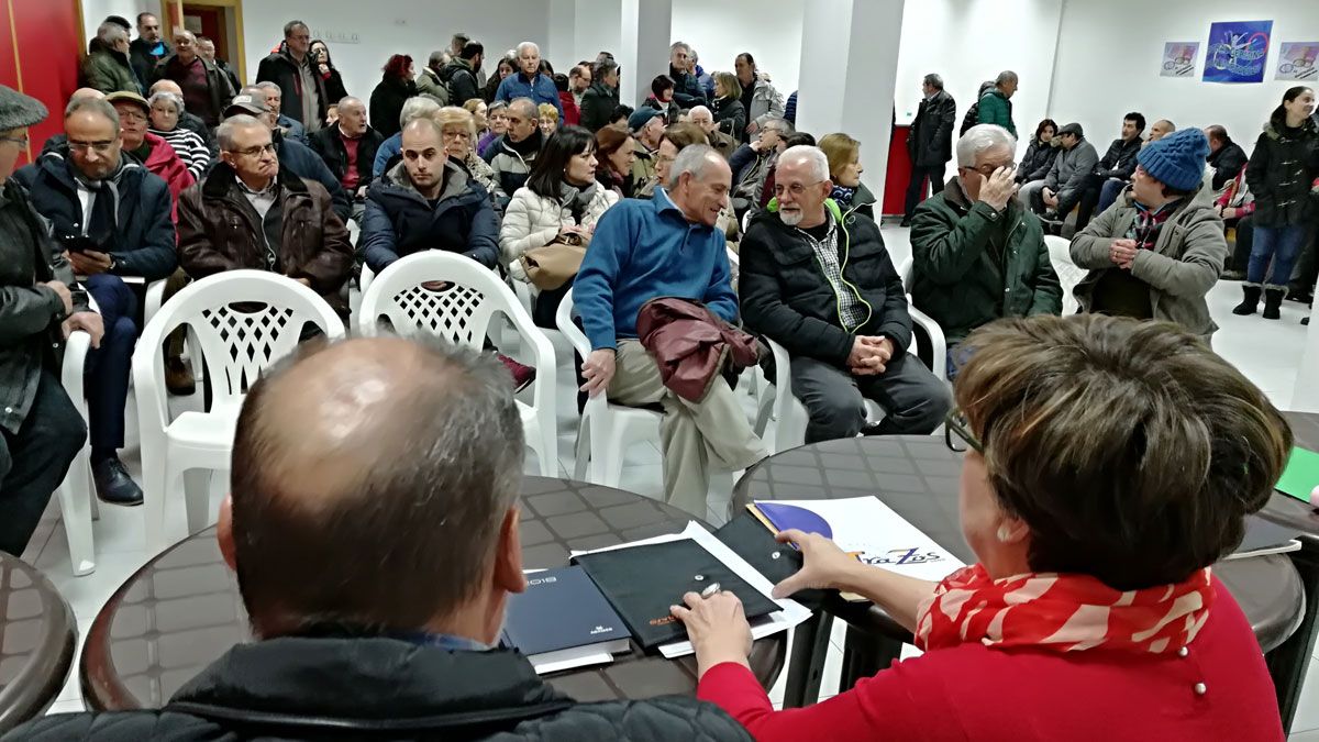Vecinos de Compostilla en una de sus reuniones. | M.I.