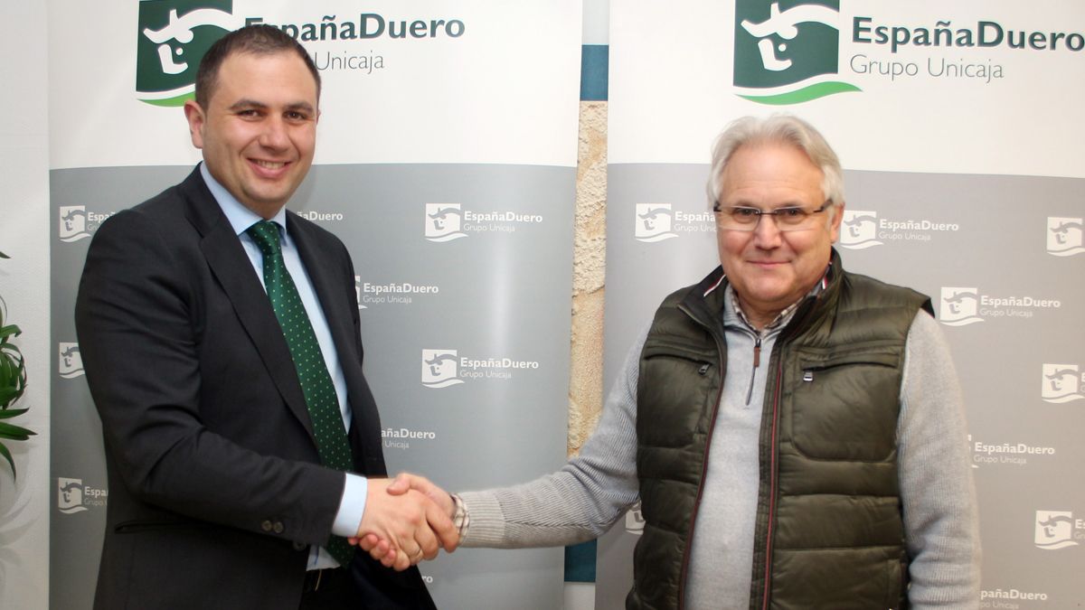 El presidente del colectivo, Luis Valle Maceda y el director del Área Noroeste de España Duero, José María García Fernández, han rubricado el acuerdo.