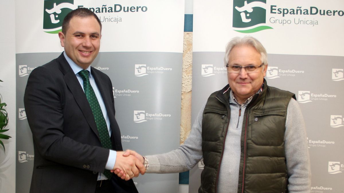 El presidente del colectivo, Luis Valle Maceda y el director del Área Noroeste de España Duero, José María García Fernández, han rubricado el acuerdo. El presidente del colectivo, Luis Valle Maceda y el director del Área Noroeste de España Duero, José María García Fernández, han rubricado el acuerdo.