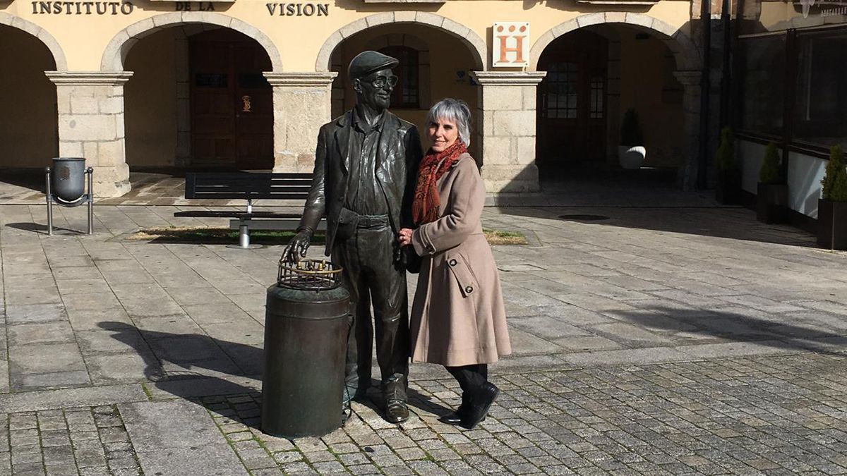 Berta Pichel junto a la emblemática estatua del barquillero en Ponferrada, escenario de la novela. Berta Pichel junto a la emblemática estatua del barquillero en Ponferrada, escenario de la novela.
