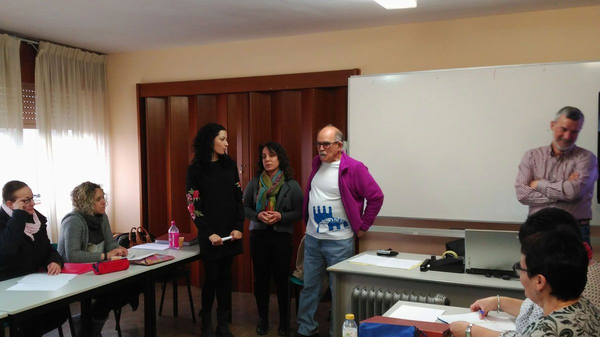 Alumnas del curso con integrantes de Adebi. | L.N.C.