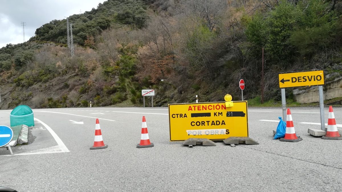 El tráfico se está desviando por la explanada de la mina La Recuelga. | D.M.