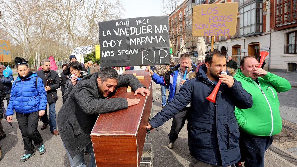 Manifestación contra las restricciones de riego en la zona leonesa de La Valduerna frente a la Confederación Hidrográfica del Duero. | ICAL