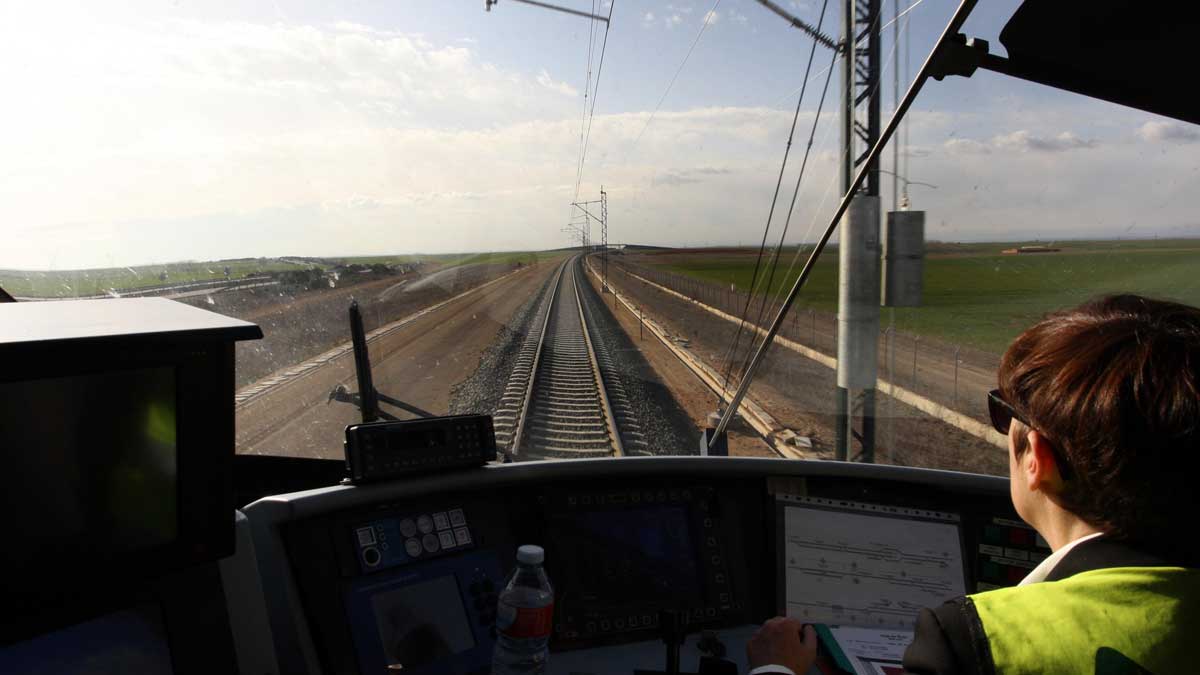 La electrificación se realizará en toda la línea del AVE entre León y Valladolid. | ICAL La electrificación se realizará en toda la línea del AVE entre León y Valladolid. | ICAL