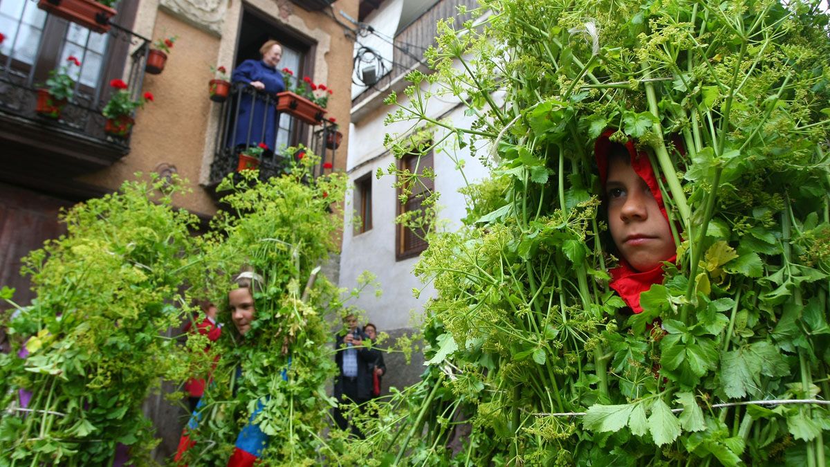 Niños vestidos de maio, este viernes, en Villafranca del Bierzo. | César Sánchez (Ical)