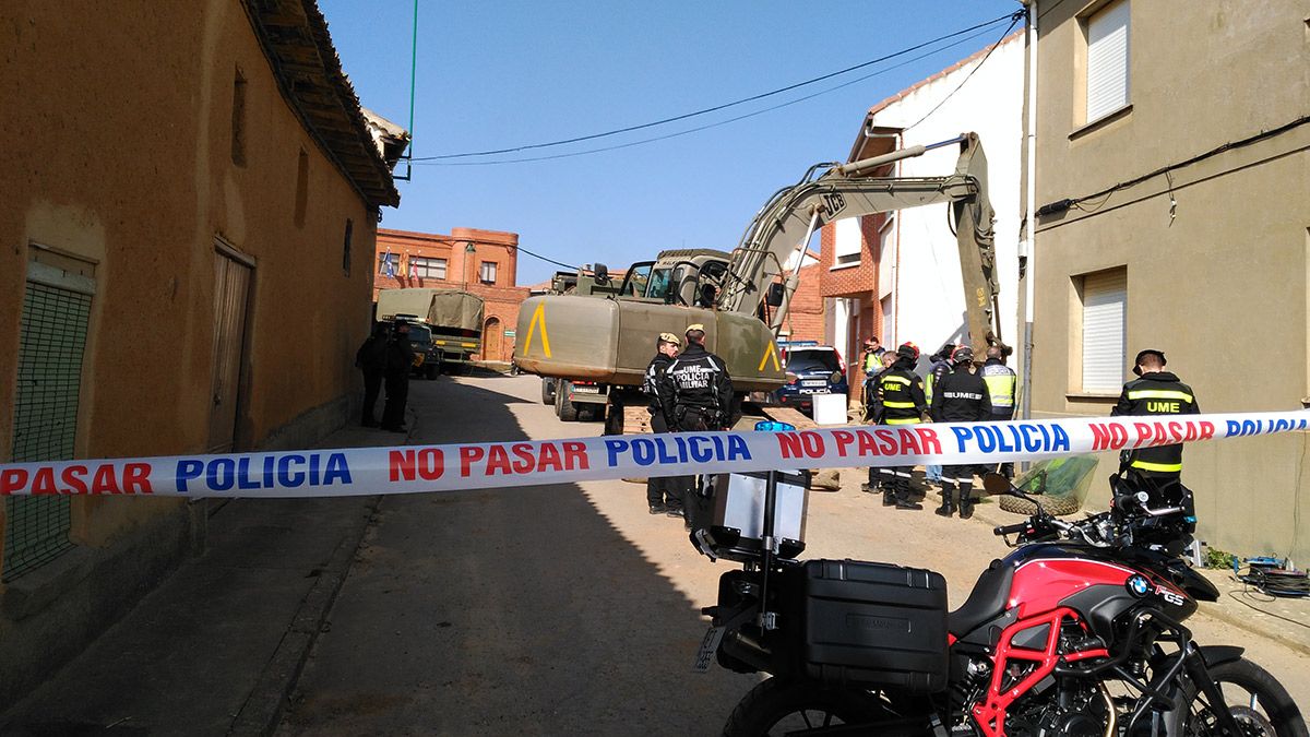 Búsqueda de Mari Trini y su hija Beatriz en un solar de Matadeón de los Oteros. | T.G.