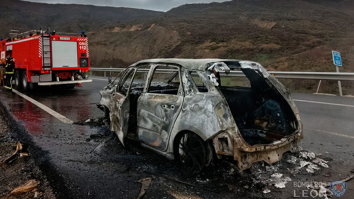 Imagen del coche incendiado al chocar contra un guardarrail. | BOMBEROS AYTO. LEÓN