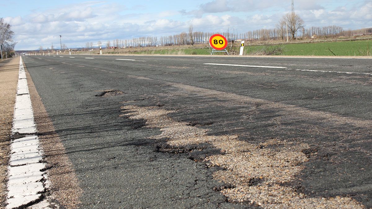 Señales de obra para avisar del perfil irregular de algunos tramos de la N-630 y para reducir la velocidad a 80. | T.G.