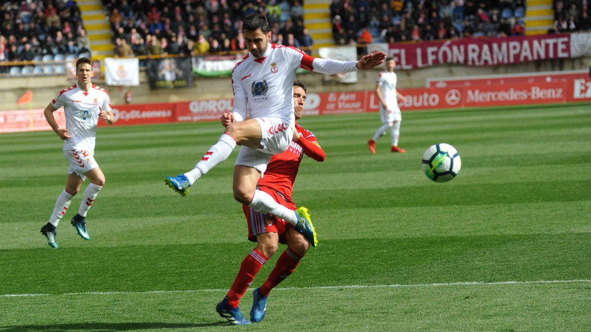 Víctor despeja el balón en el choque frente al Zaragoza. | DANIEL MARTIN