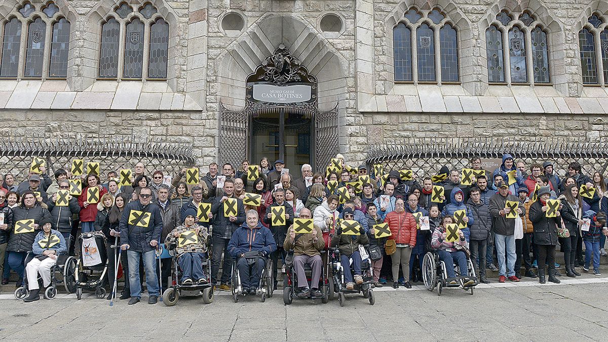 El acto de concienciación se organizó frente al edificio Botines de Gaudí. | MAURICIO PEÑA