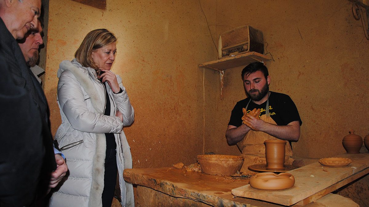 Pilar del Olmo observa el trabajo de uno de los alfareros durante la visita a Jiménez de Jamuz. | ABAJO