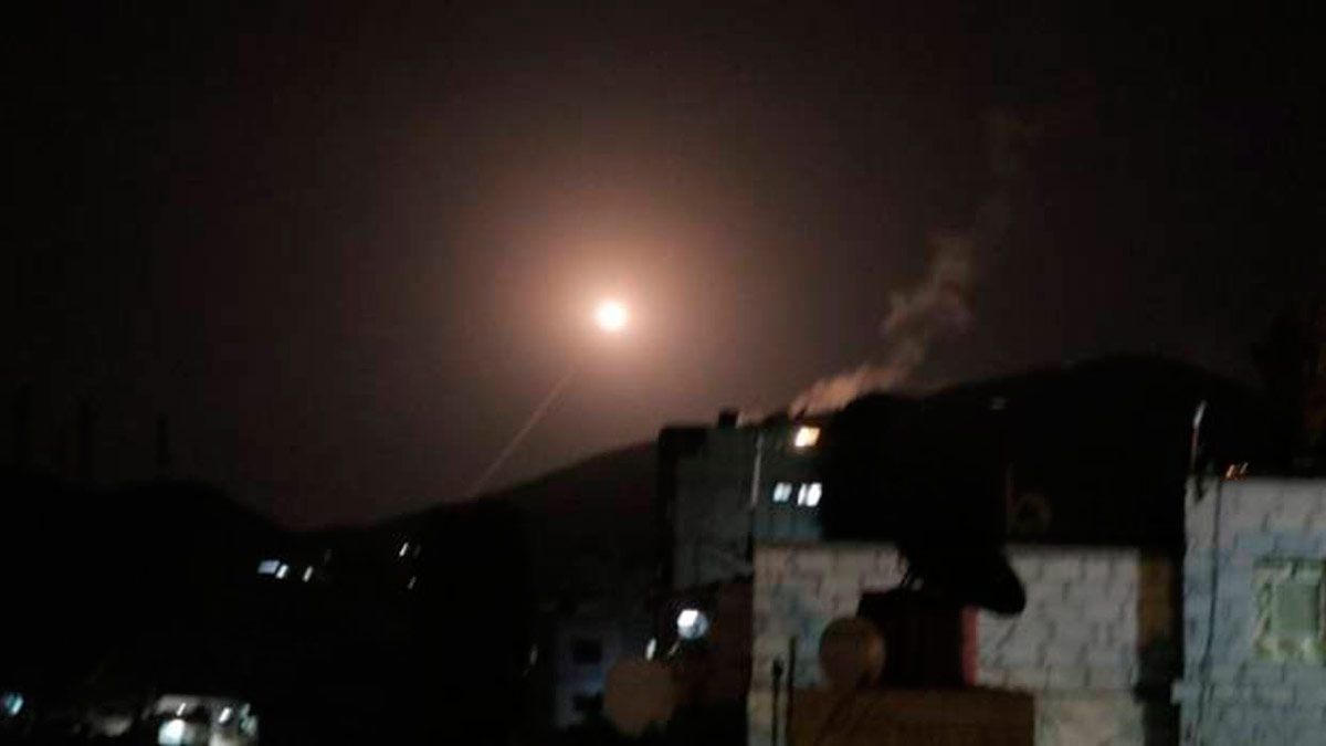 Un misil de las defensas aéreas de la Fuerza Aérea Siria intenta interceptar un misil de la coalición en los cielos de Damasco, Siria. | ABC