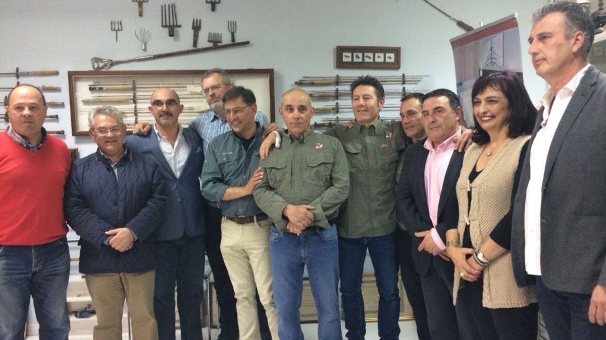 Los cinco pescadores leoneses, junto a las autoridades presentes en Hospital en el Paso Honroso. | L.N.C.