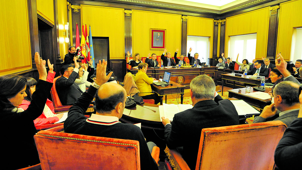 Un instante de una sesión plenaria del Ayuntamiento de León. | DANIEL MARTÍN