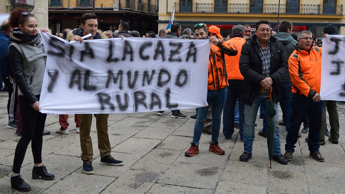 Una de las pancartas que se pudo ver en la concentración. | L.N.C. Una de las pancartas que se pudo ver en la concentración. | L.N.C.