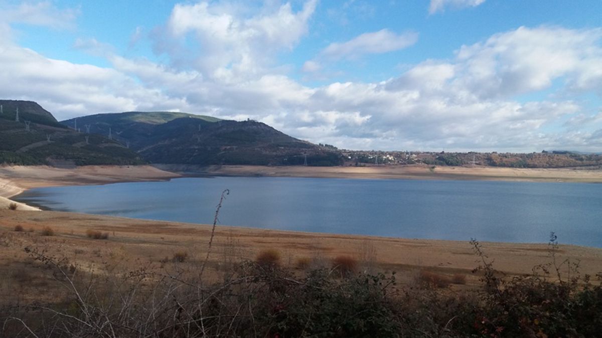 Imagen del embalse de Bárcena en un momento de baja capacidad.